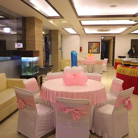 Genx Le Crescent Ghaziabad Hotel Bagian luar foto