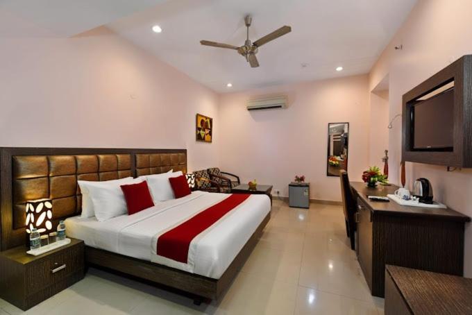 Genx Le Crescent Ghaziabad Hotel Bagian luar foto