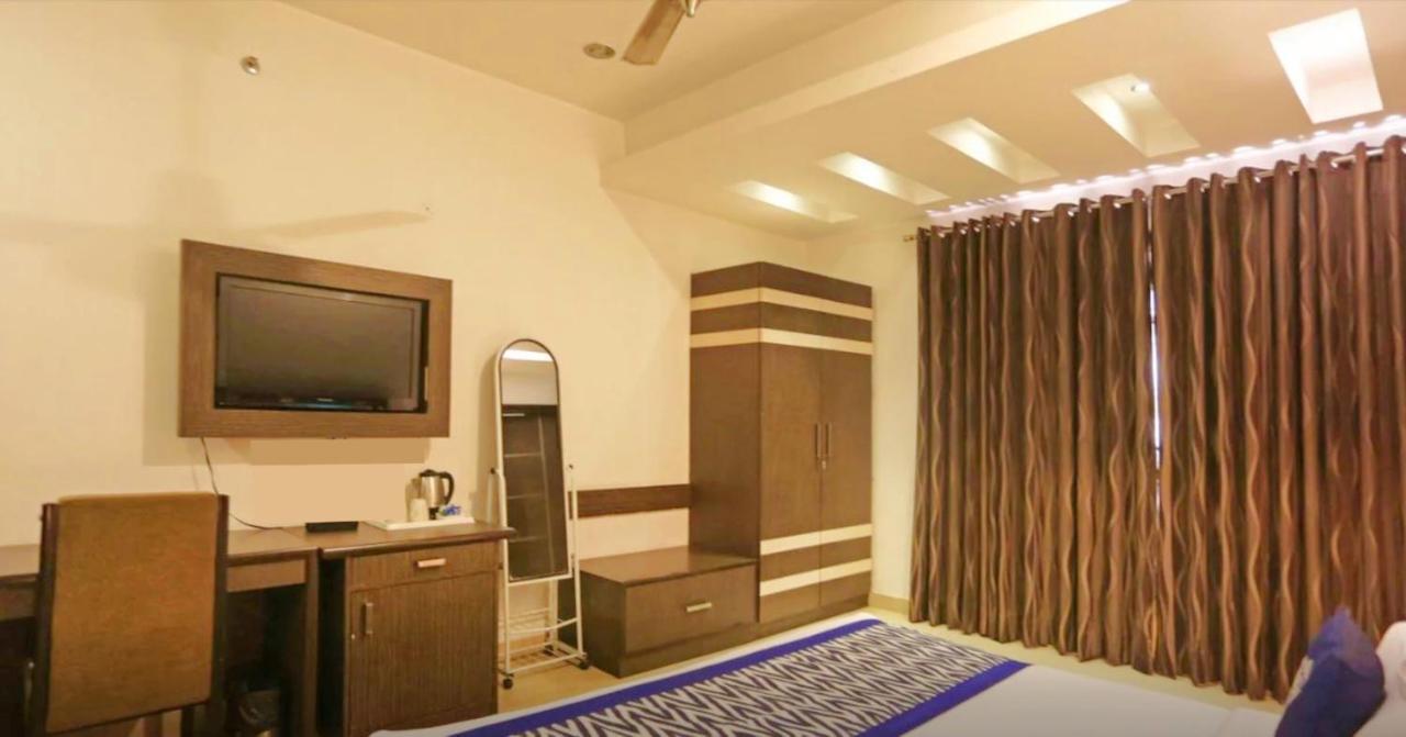 Genx Le Crescent Ghaziabad Hotel Bagian luar foto